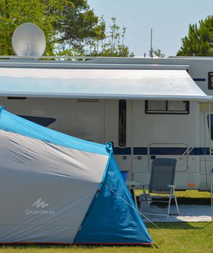 Wohnmobil mit Quechua-Zelt und Entspannungsbereich im Freien.